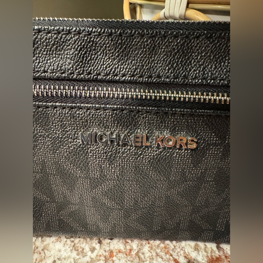 Michael Kors Logo Wristlet - Picture 2 of 4